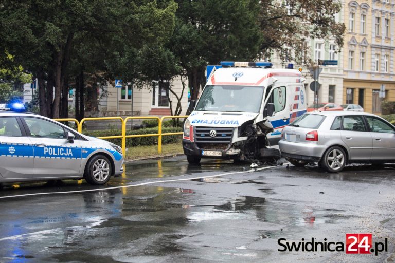 Wypadek na Komunardów. Zderzenie karetki z autem osobowym [FOTO]