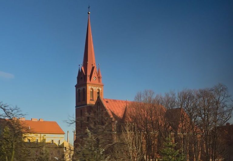 Ksiądz z Żarowa z koronawirusem, kolejne osoby trafiają na kwarantannę