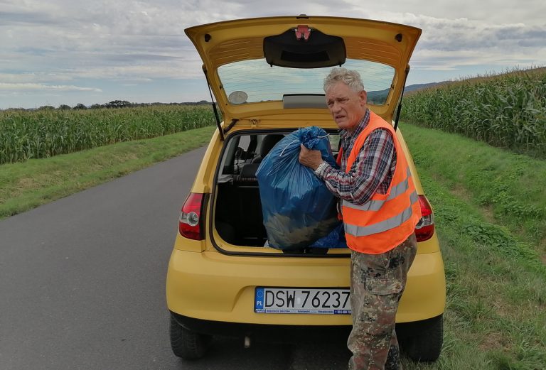 Rozklekotanym autem Waldemar Woźniak wrócił do sprzątania. Ludzie dosypali nowe śmieci