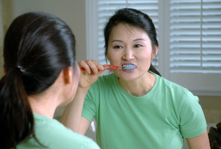 Orły Stomatologii: Wybielanie zębów u stomatologa czy w domu?