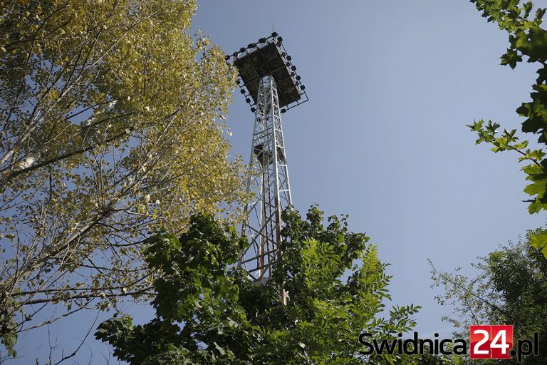 Niezabezpieczona wieża oświetleniowa przyciąga ryzykantów. PKP zapowiada zmiany