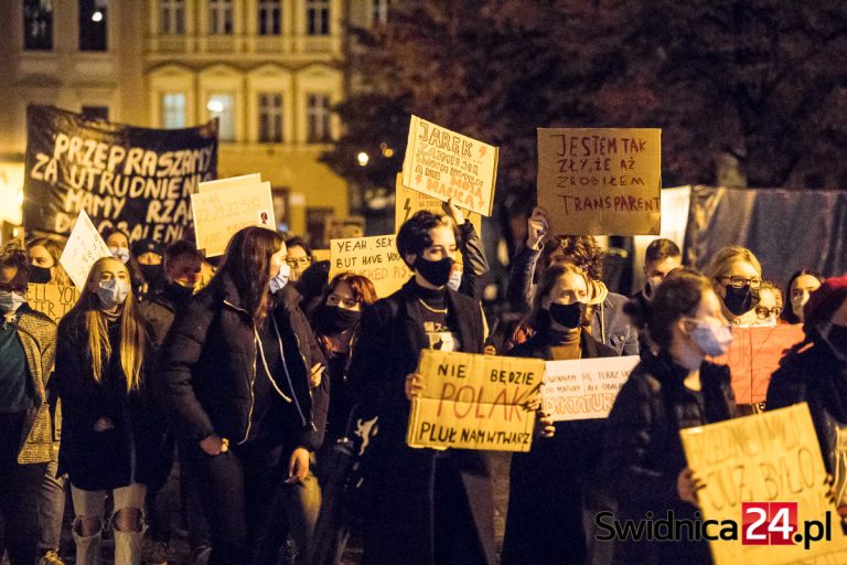 „Kobiet prawa, wspólna sprawa!” Setki osób na piątkowym proteście w Świdnicy [FOTO/VIDEO]