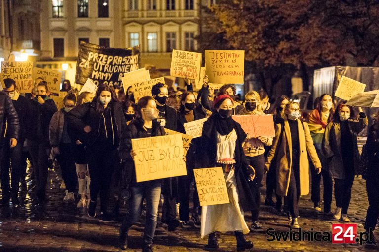 Policja prowadzi postępowania po protestach kobiet