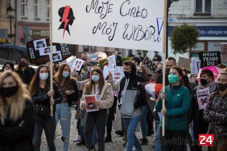 „Moje ciało, mój wybór!” Czarny spacer w Świebodzicach, protest przed katedrą w Świdnicy [FOTO/VIDEO]