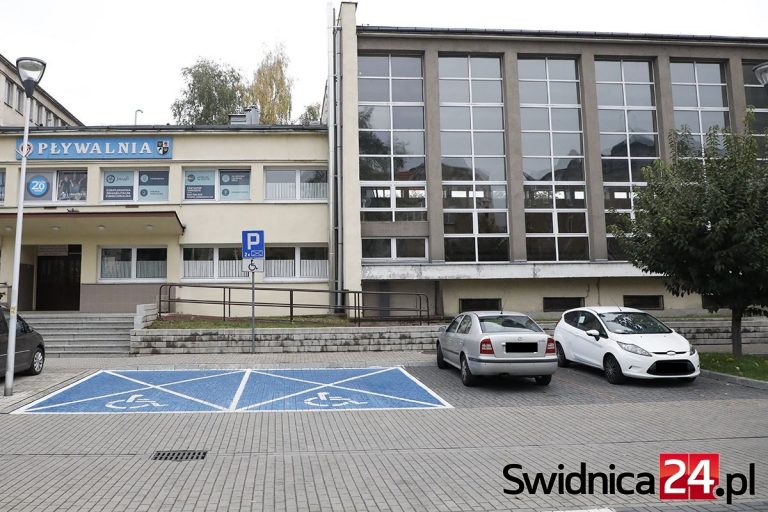 Basen i kort w Świdnicy czynne od poniedziałku. Co z lodowiskiem?