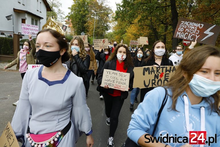 „Moja Świdnica, moja macica!” Kolejny dzień protestów po decyzji Trybunału Konstytucyjnego w sprawie aborcji [FOTO/VIDEO]