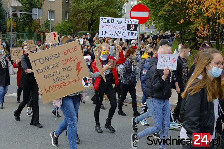 Kurator oświaty krytycznie o udziale uczniów i nauczycieli w protestach w sprawie aborcji. Wystosował list do pedagogów