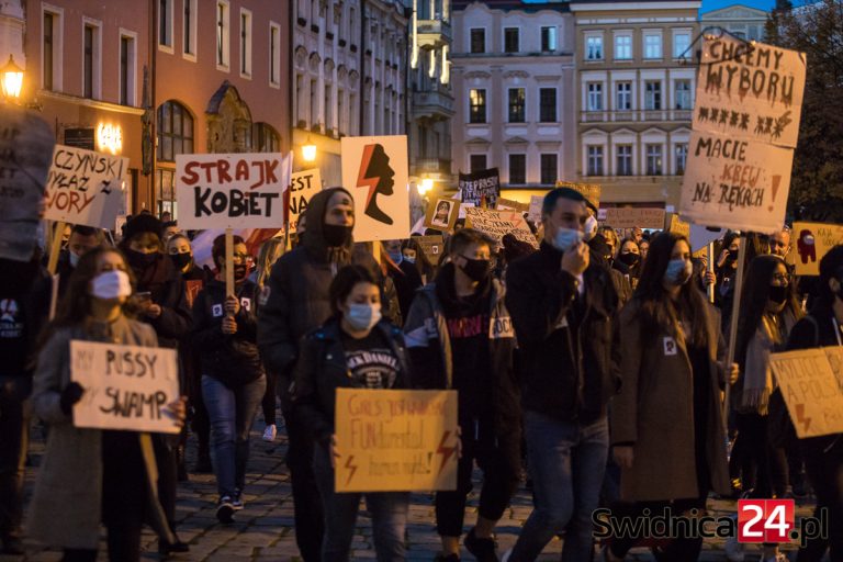 Ósmy dzień protestów po decyzji Trybunału Konstytucyjnego w sprawie aborcji. Kibole i wierni przed katedrą, protest w Rynku [FOTO/VIDEO]