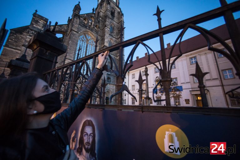 Protesty przed kościołami w sprawie zakazu aborcji. Rzecznik świdnickiej kurii: ubolewamy, że doszło do incydentów
