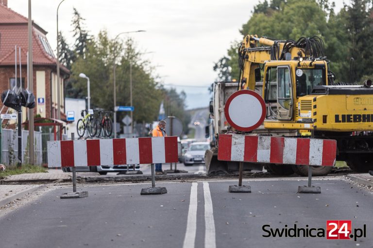 Remontują przejazd kolejowy. Bystrzycka nieprzejezdna, wyznaczono objazdy [FOTO]