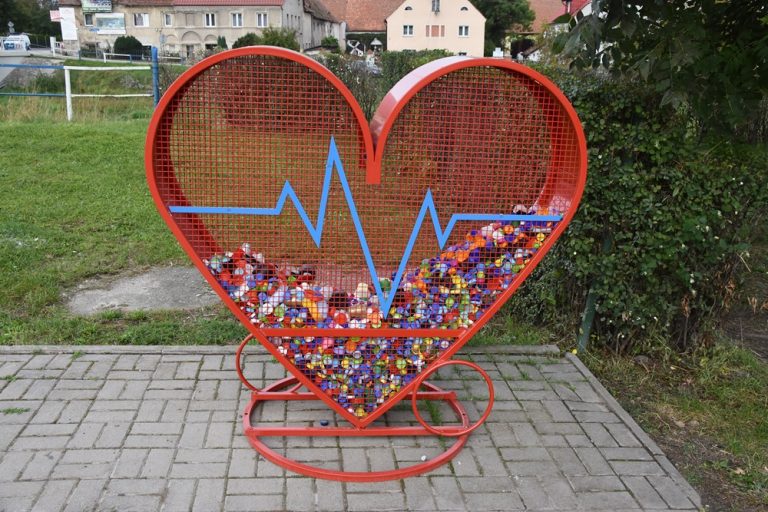 Mieszkańcy gminy Świdnica zapełniają nakrętkami pojemniki w kształcie serc