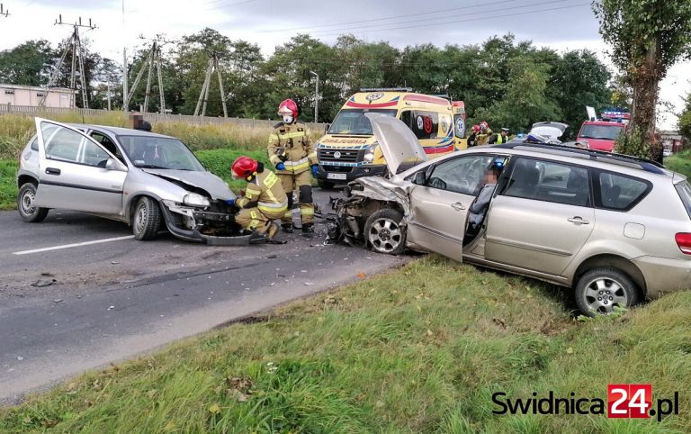 Czołowe zderzenie na drodze Świdnica-Jagodnik. Jeden z kierowców był pijany [FOTO]