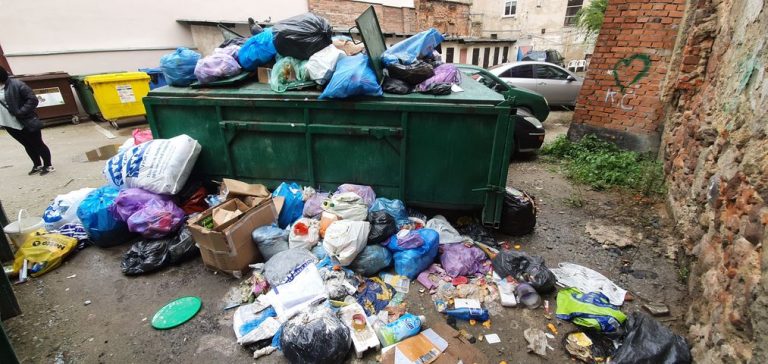 Góra śmieci na zapleczu ulicy Łukowej. ZOM opróżnił kontener, reszta śmieci została