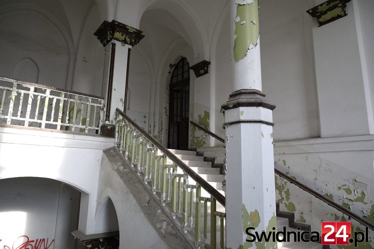 Sprzedać się go nie udało, ale zostanie zabezpieczony przed niszczeniem. Starostwo zleciło wykonanie prac przy zabytkowym szpitalu