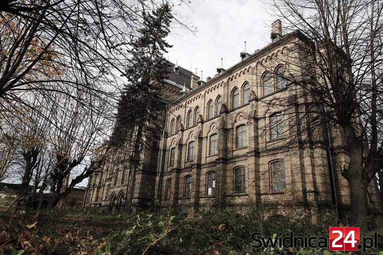 Zabytkowy szpital wystawiony na sprzedaż za 3,2 mln złotych. Ponownie nie było chętnych