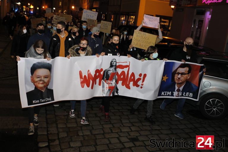 Protestacyjny spacer przeszedł przez Świdnicę [FOTO/VIDEO]