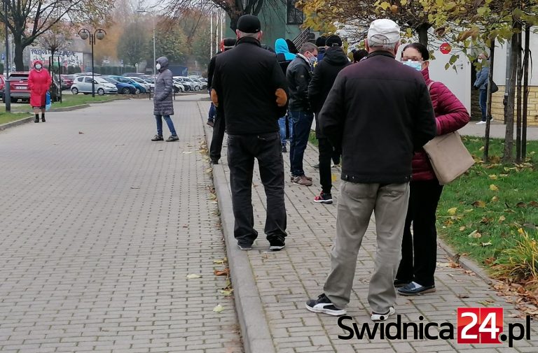 Stoją godzinami, marzną i mokną. Czy jest szansa na pomoc?