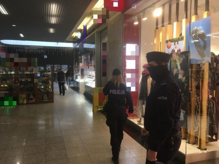 Świdniccy policjanci w galeriach handlowych i sklepach. Pilnują przestrzegania obostrzeń