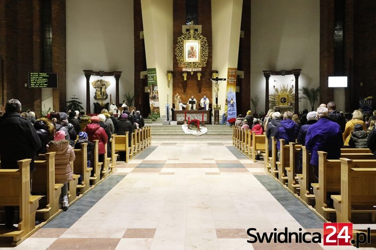 Zbadali religijność Polaków. Mniej chrztów i bierzmowań, mniej uczniów uczęszczających na religię. Jaka sytuacja w diecezji świdnickiej?