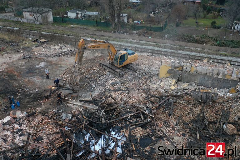 Niemal stuletnia parowozownia zrównana z ziemią [FOTO]