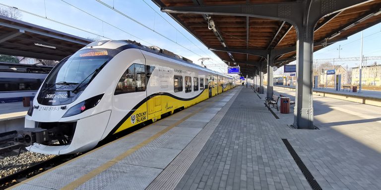 Wstrzymany ruch pociągów między Wrocławiem a Jelenią Górą