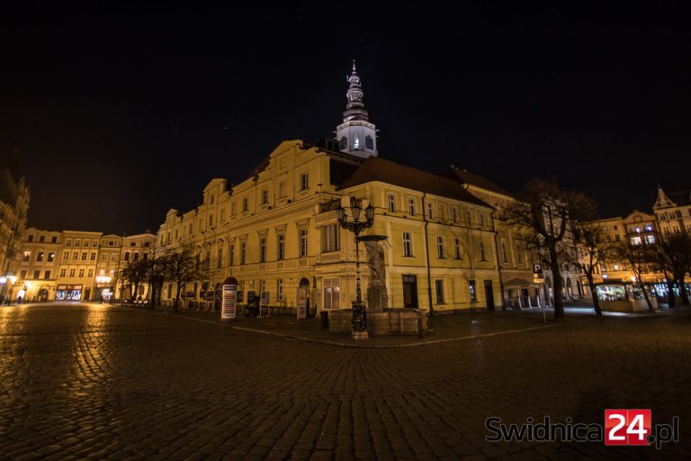 Zgasili światła w symbolicznym proteście przeciwko polityce rządu. W ciemności pogrążył się świdnicki Rynek