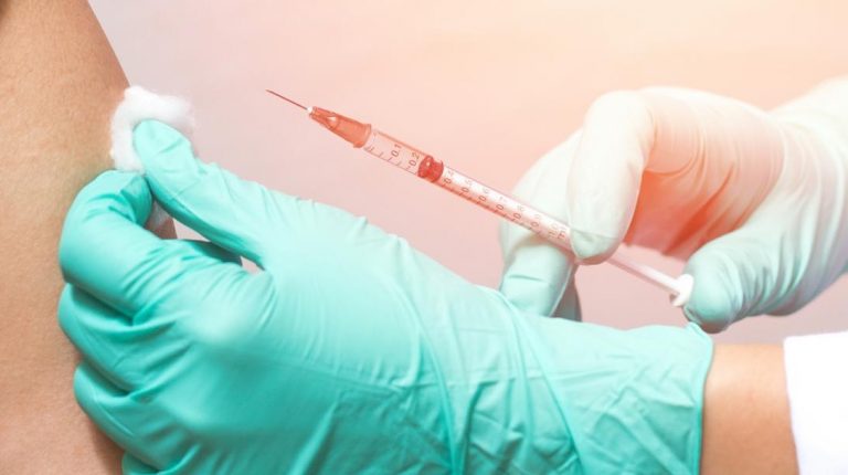 Świdnicki szpital będzie szczepił medyków przeciw koronawirusowi. Ruszyło przyjmowanie zgłoszeń