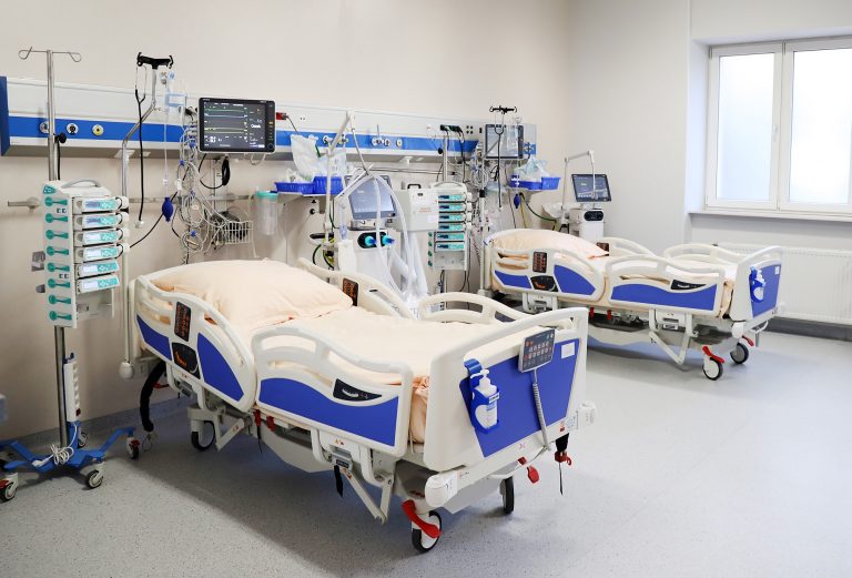 Mniej łóżek dla chorych na COVID-19 w świdnickim szpitalu. Dyrektor ma nadzieję na przywrócenie przyjęć planowych