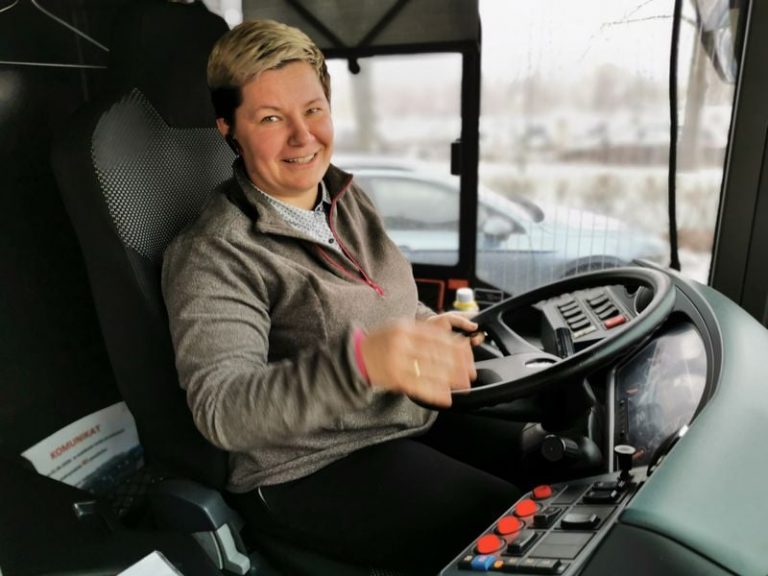 „Robią duże oczy i się uśmiechają”. Pierwsza kobieta od lat za kierownicą miejskich autobusów w Świdnicy