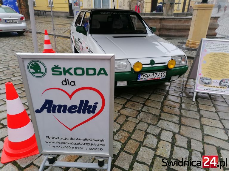 Z pomocą dla chorej Amelki. Odnowiona Škoda stanęła na świdnickim Rynku