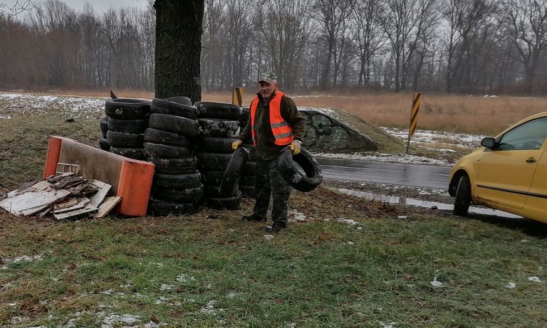 Zima mu niestraszna! Waldemar Woźniak dalej walczy z dzikimi wysypiskami [FOTO]