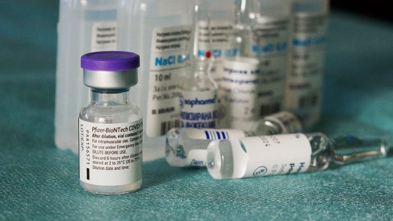 Policjanci ostrzegają przed oszustami oferującymi szczepionki przeciw COVID-19 i negatywne testy