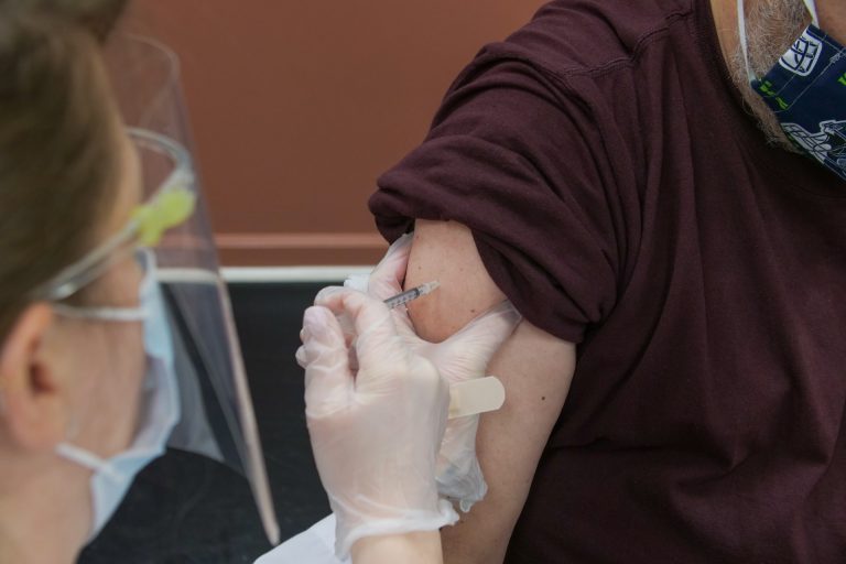 Ruszają zapisy na szczepienia przeciw COVID-19. Jak się zarejestrować? Gdzie będą punkty szczepień?