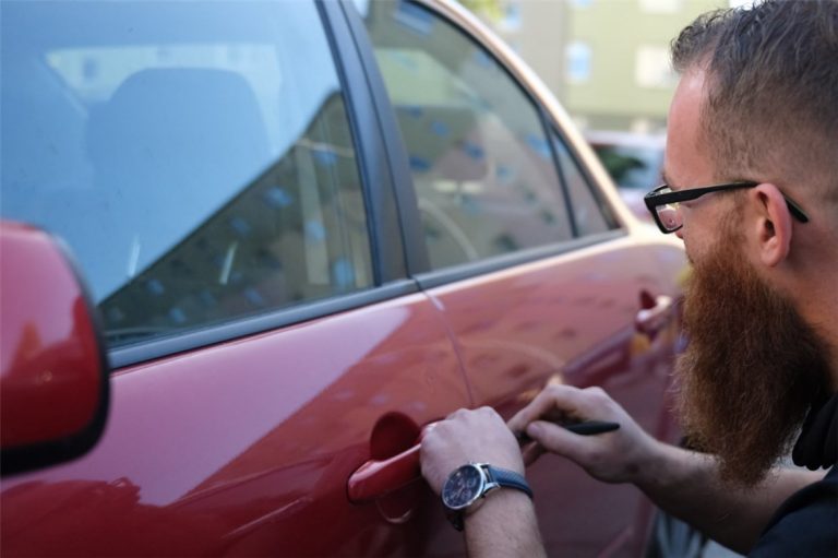 Co zrobić, jeśli doszło do zatrzaśnięcia kluczyków w aucie?