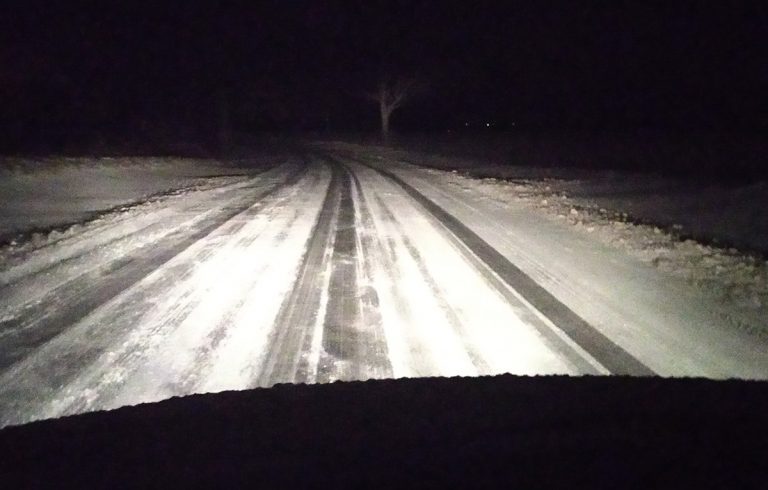 Zima zaskakuje drogowców i kierowców? Policjanci apelują o ostrożność na drogach, synoptycy zapowiadają dalsze opady śniegu