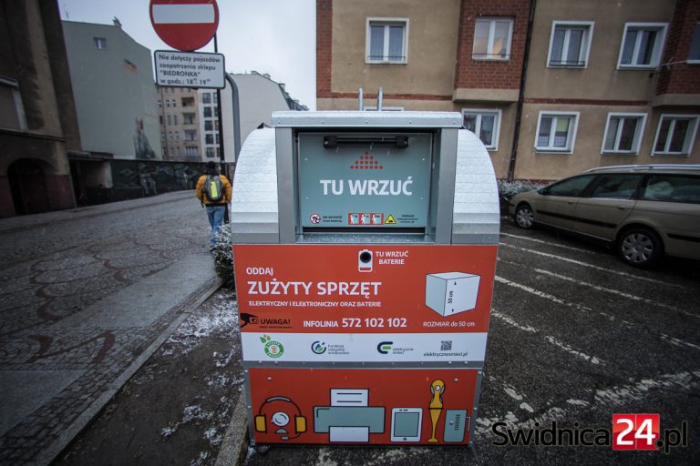 W ubiegłym roku trafiło do nich ponad 10 ton elektrośmieci. Czerwone pojemniki zostaną w Świdnicy na dłużej