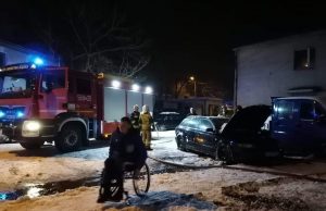 Najpierw runęła na niego ściana, teraz spłonął samochód. Pilnie potrzebne wsparcie dla Mateusza