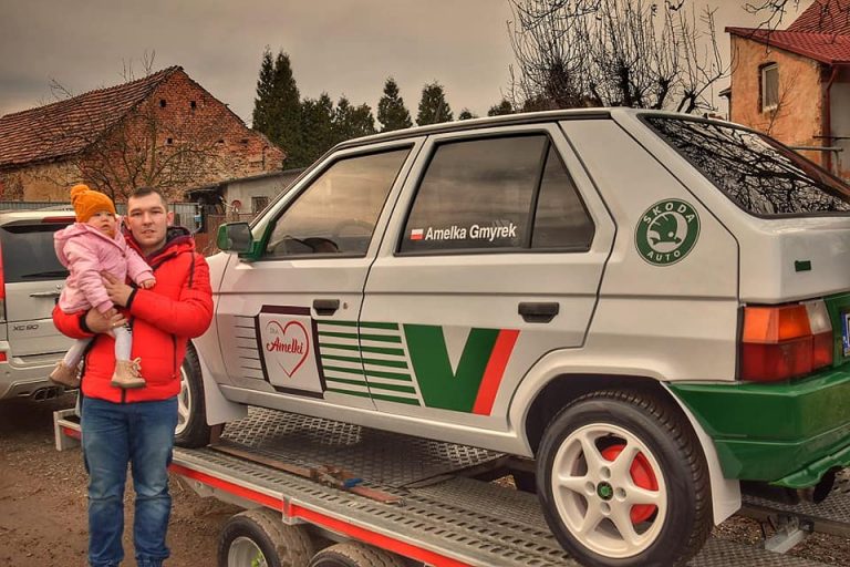 Rajdowa Škoda wylicytowana! Grono pasjonatów wsparło zbiórkę na najdroższy lek świata dla Amelki