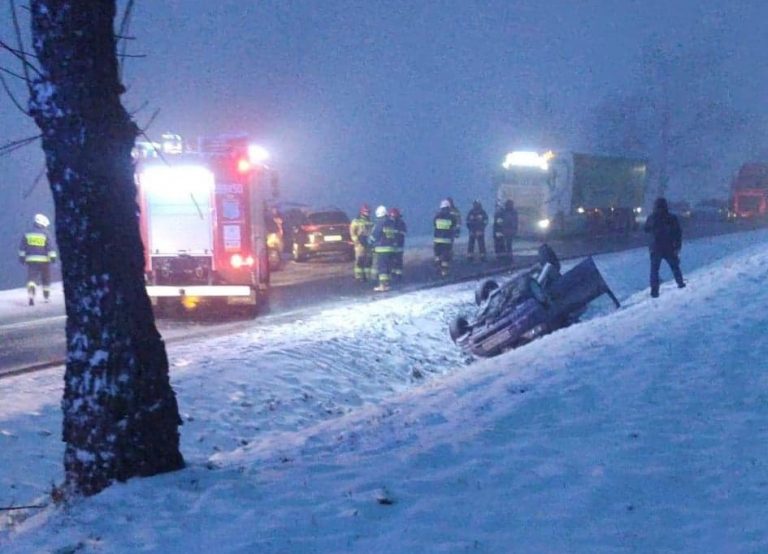 Wypadek z udziałem trzech aut pod Dobromierzem. Jedna osoba trafiła do szpitala [FOTO]