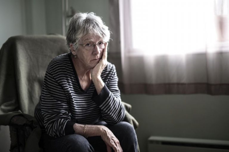 Depresja u osób starszych – jak opiekunka może wspomóc seniora?