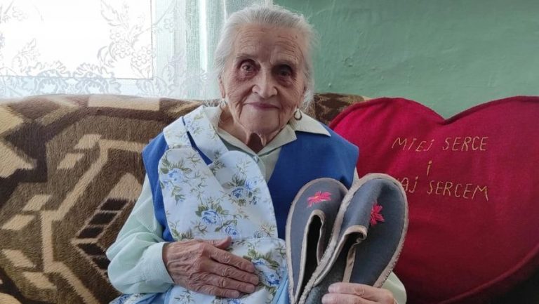96-letnia pani Janina postanowiła wspomóc WOŚP. Na licytację przekazała m.in. fartuszek i kapcie