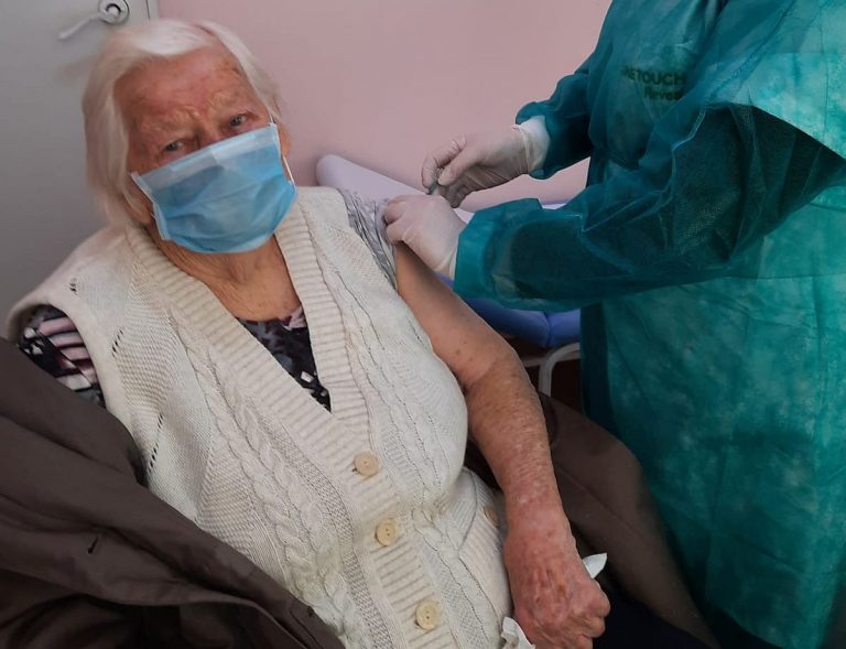 102-letnia pani Helena po drugim szczepieniu przeciw COVID-19. Ile osób zaszczepiono dotychczas w powiecie?