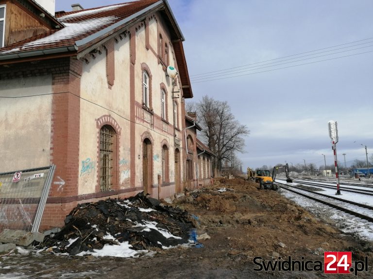 Gdzie zapodziała się wiata z stacji Świdnica Przedmieście? Jak postępuje remont kolejowej linii do Wrocławia i Jedliny Zdroju?