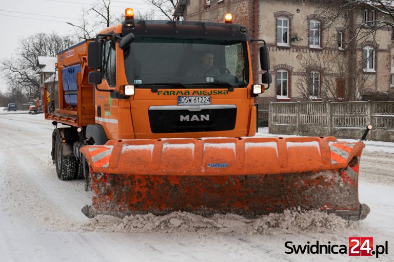 Pierwszy znak zimy. Kto odpowiada w Świdnicy za utrzymanie dróg?