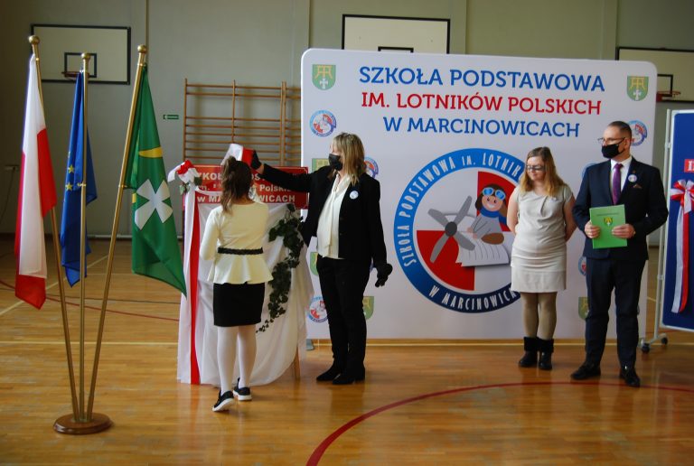 Patron szkoły w Marcinowicach na oficjalnej tablicy