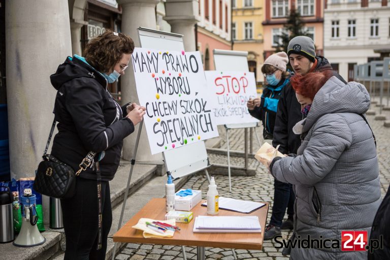 „Stop likwidacji szkół specjalnych”. Zbierają podpisy pod listem do ministra [FOTO/VIDEO]