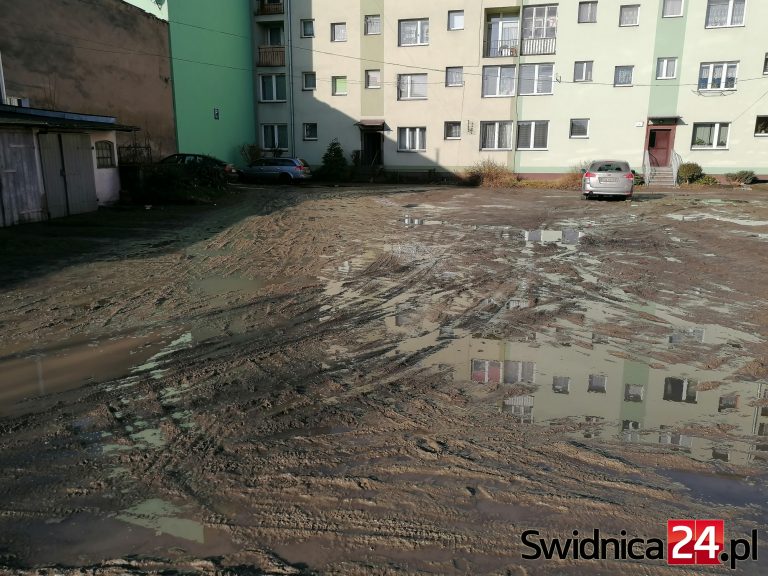 Na miejskich podwórkach błoto po kostki [FOTO]