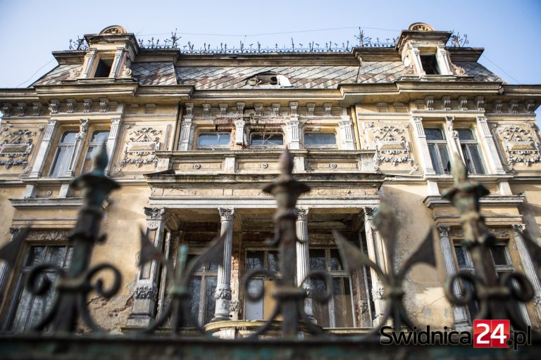 Zabytkowa willa z szansą na drugie życie. Wznowiono prace porządkowe, w planach remont dachu [FOTO]