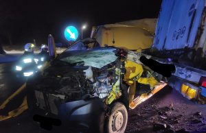 Odczepiła się naczepa od ciężarówki. Wpadł na nią nadjeżdżający samochód