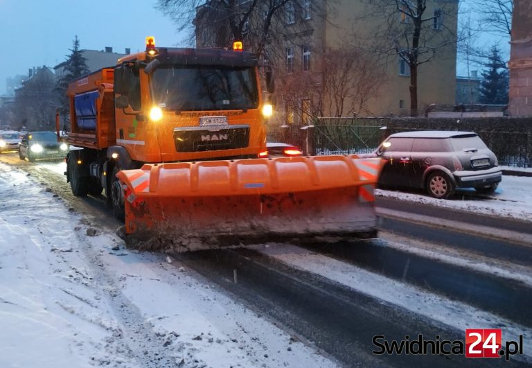 Zimowe utrzymanie dróg w gminie Świdnica. Gdzie dzwonić?